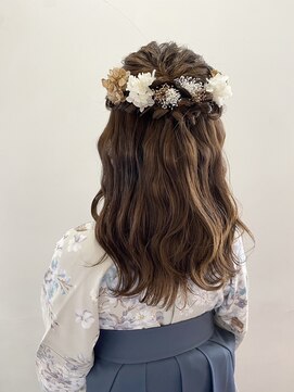 ヘアーアンドメイクアップモパ ハーフアップアレンジ