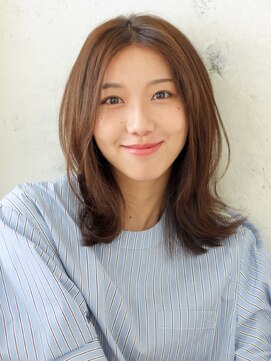 ビィシャイン 社店 センター分けの色っぽスタイル