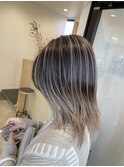 ミディアムレイヤー×ホワイトベージュ系バレイヤージュ
