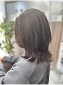 透明感のあるオリーブカラー×ミディアムレイヤー