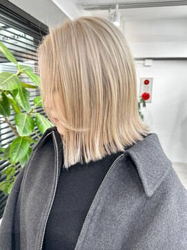 キラ 静岡(KILLA) 大人ホワイトベージュ×くびれボブ/切りっぱなし/タッセル/静岡