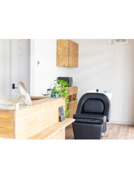 白を基調とした落ち着いた空間。マンツーマンで丁寧に施術してくれる「自分だけの時間」を過ごしませんか？