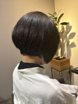 ワ ヘアー(wa-hair) メンズライク×前髪ぱっつん×くせ毛をいかす小顔ショートボブ