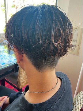 トゥルートラスト オムオム 甲府和戸(True Trust HOMME HOMME) メンズ 大人のメンズパーマ ツーブロック センターパート