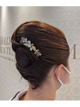 ビューティーセラーバイハリウッド(BEAUTY CELLAR BY HOLLYWOOD) 品のある夜会巻き