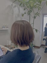 ロッティ(lotti)&nbsp;癖を活かしたショートボブでナチュラルに白髪ぼかし