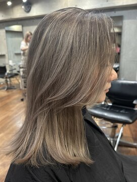 ヨロ 小岩(YOLO) ハイライトショートヘアダブルカラーイルミナカラーオージュア