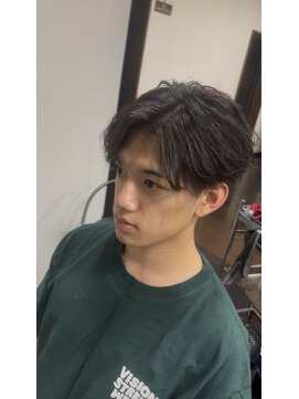 アンダーザサンスイート(Under The Sun SUITE) 前下がり刈り上げセンターパート