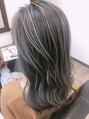 ビビッド(Vivid) ハイライトと暗めのグレージュで透明感たっぷりオシャレヘアに！