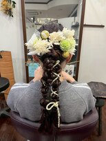 美容室 メザミー MESAMIES&nbsp;編み下ろしリボンヘアアレンジ卒業式ヘアセットローポニーテール