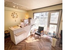 オーブ ヘア(aube Hair)の雰囲気（窓が大きくて自然光が入ります。）