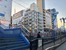 そのまま直進すると青い階段が♪　【LODAT横浜】