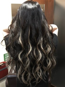 ヘアアンドメイク サファイア(Hair and Make SAPPHIRE) ハイライトグレーでインパクト大(≧▽≦)