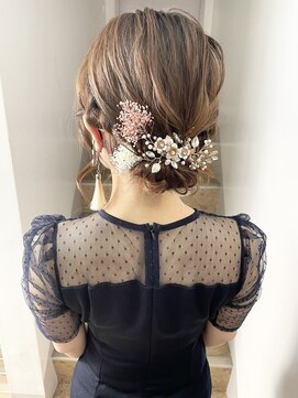 リルア 博多(LIRUA) 低めシニヨンアップ　ドレスヘア　結婚式　お呼ばれ　二次会