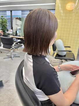 ヒビヲ(HIBIO) ショートボブ切りっぱなしボブタッセルボブミルクティーベージュ