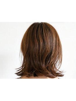 髪に優しい薬剤を使用しているので地肌もダメージレス。白髪は隠すのではなく「魅せる」時代へ。