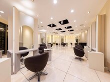 タヤ ハービスPLAZA ENT店(TAYA)の雰囲気（高級感ある広いフロア）