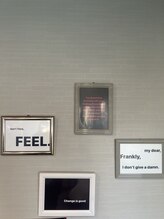 まるで趣味のガレージのように、こだわりアイテムと香りが迎えてくれる。