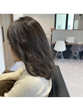 ピアーネ(PIANE) 柔らかい印象のダークグレージュ