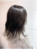 ブラック×シルバー毛先ブリーチカラー外はねブラデーション