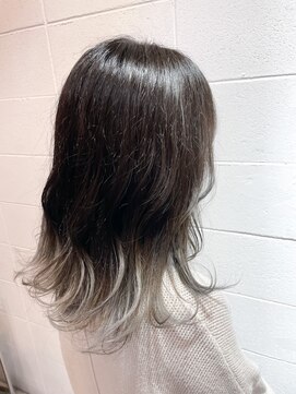 チェリッシュ(Cherish) ブラック×シルバー毛先ブリーチカラー外はねブラデーション