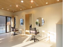 イノ(ino)の雰囲気(光が差して暖かい空間なってます。)