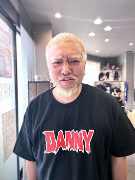 ダニーコウベ(Danny kobe) 毛と言う毛を全部ブリーチ