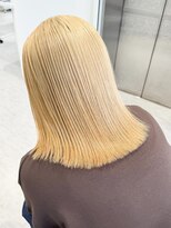 ノラ ウメダ(NORA UMEDA)&nbsp;ブロンドヘア抜きっぱなしブリーチハイトーンレイヤーカット