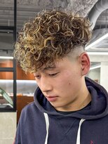 ニコ トウキョウ ロジック(nico TOKYO Logic)&nbsp;スペインカールホワイトメッシュフェードメンズ髪型短髪