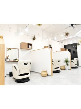 半個室のセミプライベート空間。新型コロナウイルス対策に各セット面に空気清浄機、シャンプー台完備♪