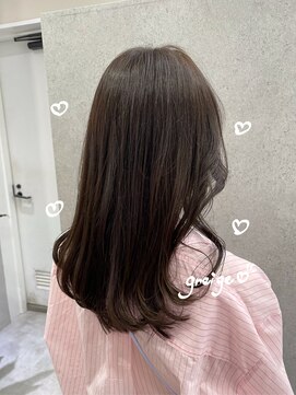 ヌーヴェル(nouvelle) 赤みのない柔らかいオリーブグレージュカラー