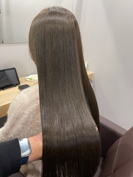 カミエ(kamie) 透明感あふれるグレージュロング × 上質な艶感
