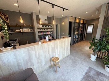 シャノワールヘアー(m Chatnoir hair)の写真/《最新ケア剤でなめらか質感＊》完全プライベート空間でリラックス♪豊富な知識で似合わせヘアをご提案！