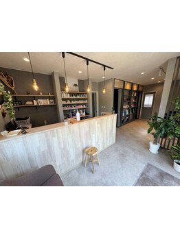 《最新ケア剤でなめらか質感＊》完全プライベート空間でリラックス♪豊富な知識で似合わせヘアをご提案！