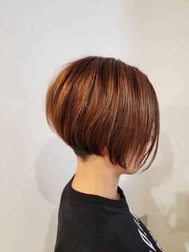 トナリ(tonari) 前下がり(刈り上げ)ショートスタイル