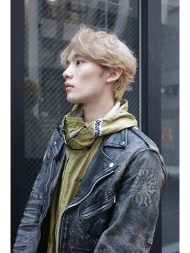 ブークル(boucle) ハイトーンセンターパートウルフ　ハイトーンショート