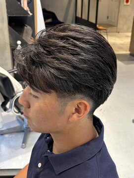 エリマ 調布(elima) 調布メンズ刈り上げセンターパートフェードフェザーパーマ緩め