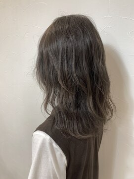 フゥカ 売市店(fuka) グラデーション×グレージュ × ミディアムボブ