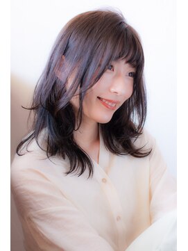 エルフォ(elfo) 【elfo】柔らかシルエットのミディアムレイヤースタイル