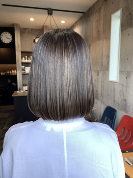 ハク(haku) [吉原勇気]コンパクトボブ×白髪ぼかしハイライト