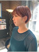 コーラルカラーの丸みショートがオシャレ♪