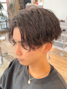 フィフス(fifth) センターパート スパイラルパーマ ツーブロック かき上げヘア