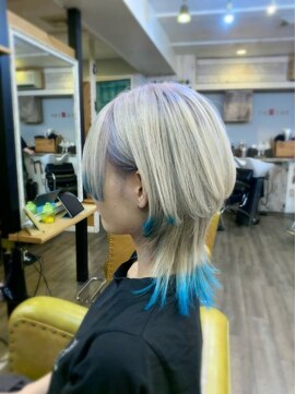 トルチェ(toRtue) ミディアムウルフ　エンドカラー　ホワイト×アクアブルー