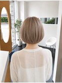 やわらかグレージュの丸みボブ
