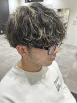 ヒュイル バイ ニアウ(Hwyl by Niau) メンズマッシュパーマ波巻スパイラルパーマニュアンスパーマ眉毛