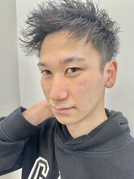 ロミーオム 本厚木(ROMMY. Homme) 刈り上げツーブロックパーマ風アップバングショートメンズヘア