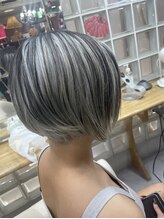 パーマネントガレージ(Parmanent Garage) シルバー系ショートボブ