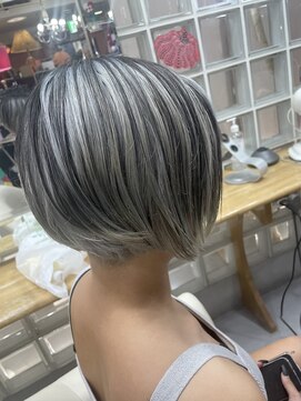 パーマネントガレージ(Parmanent Garage) シルバー系ショートボブ