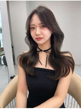 リリー(Lilley) くすみベージュ×姫カットレイヤー×韓国風巻き【ayana】