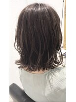 エマ(emma)&nbsp;N.使用コテ巻きミディアムヘア！外ハネのアッシュグレージュ